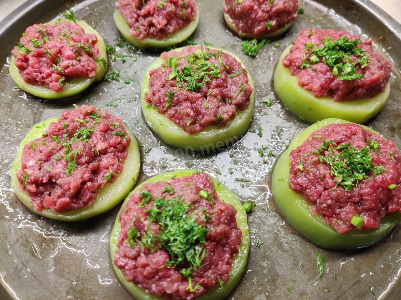 Шаг 3 приготовления Кабачки кольцами в духовке с фаршем