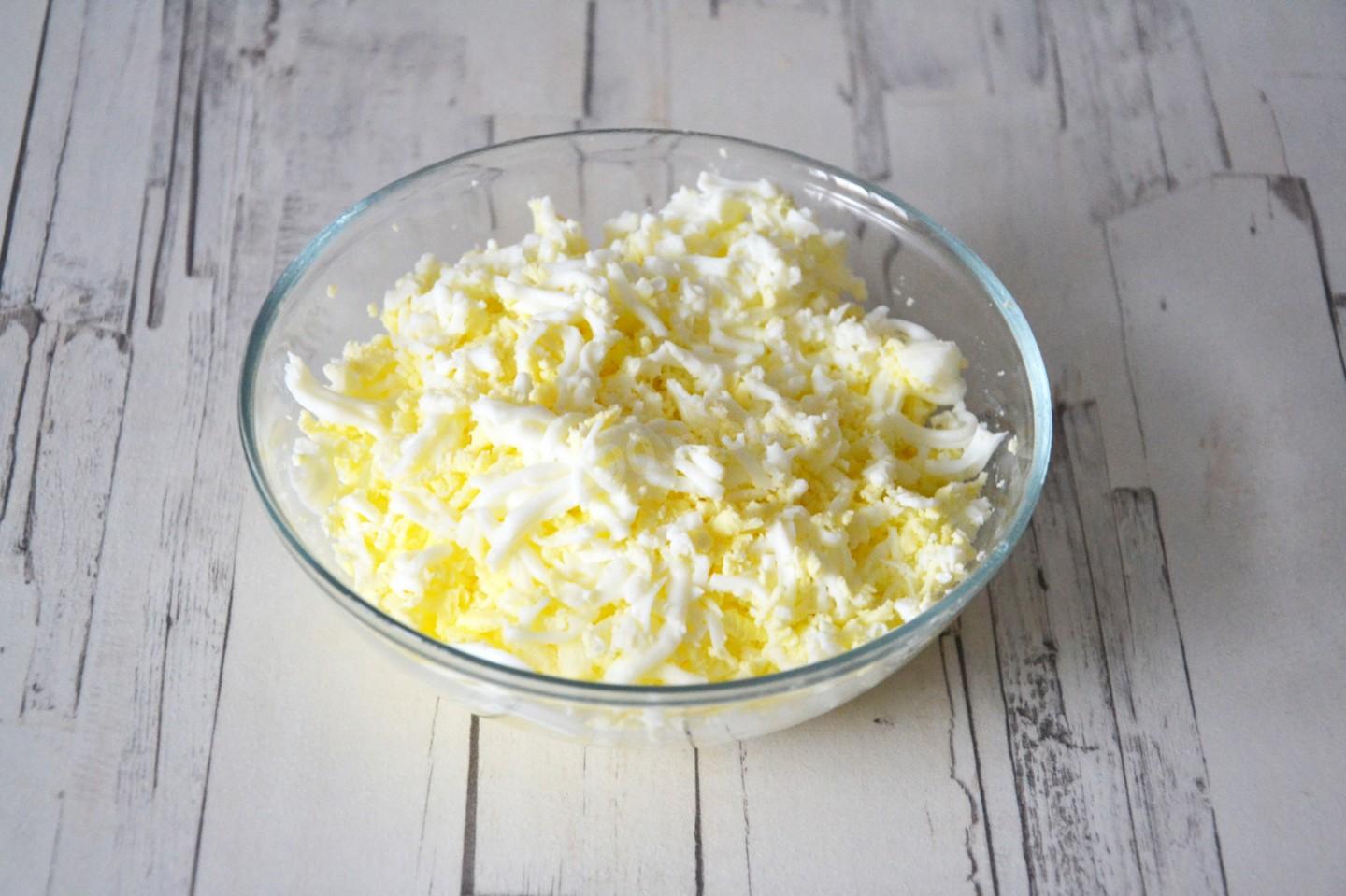 Шаг 3 приготовления Лаваш с сыром и яйцом