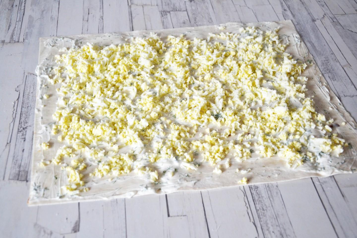 Шаг 7 приготовления Лаваш с сыром и яйцом