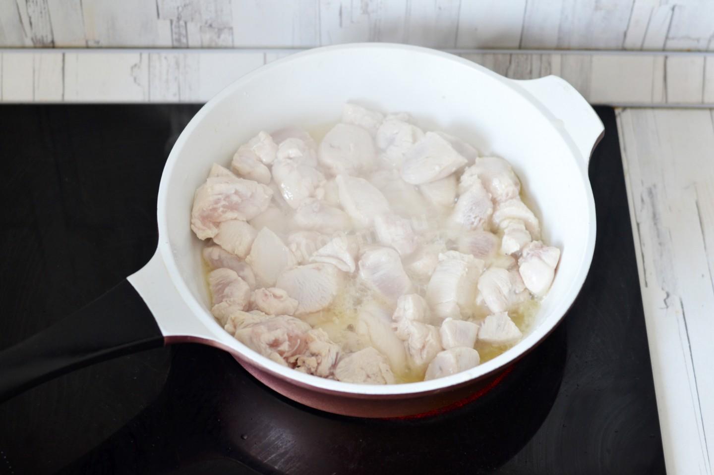 Шаг 5 приготовления Жульен с курицей и грибами в духовке