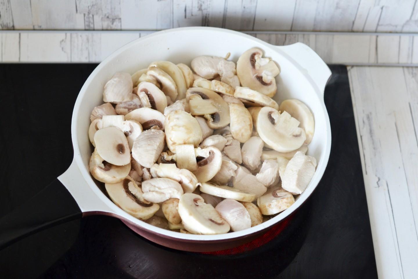 Шаг 6 приготовления Жульен с курицей и грибами в духовке