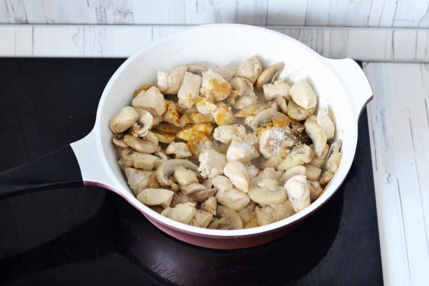 Шаг 7 приготовления Жульен с курицей и грибами в духовке