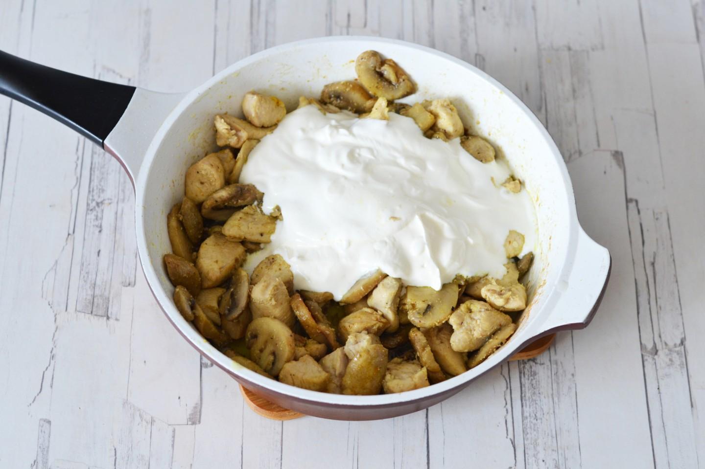 Шаг 8 приготовления Жульен с курицей и грибами в духовке