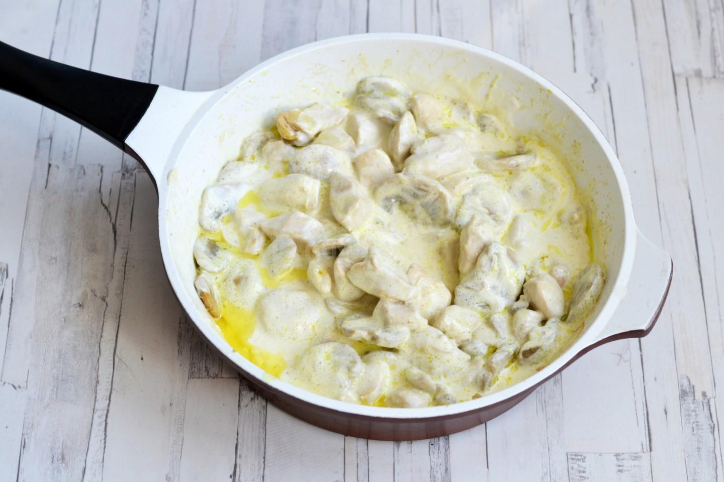 Шаг 9 приготовления Жульен с курицей и грибами в духовке