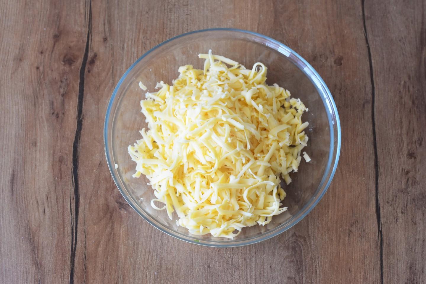 Шаг 2 приготовления Лаваш с сыром и зеленью на сковороде