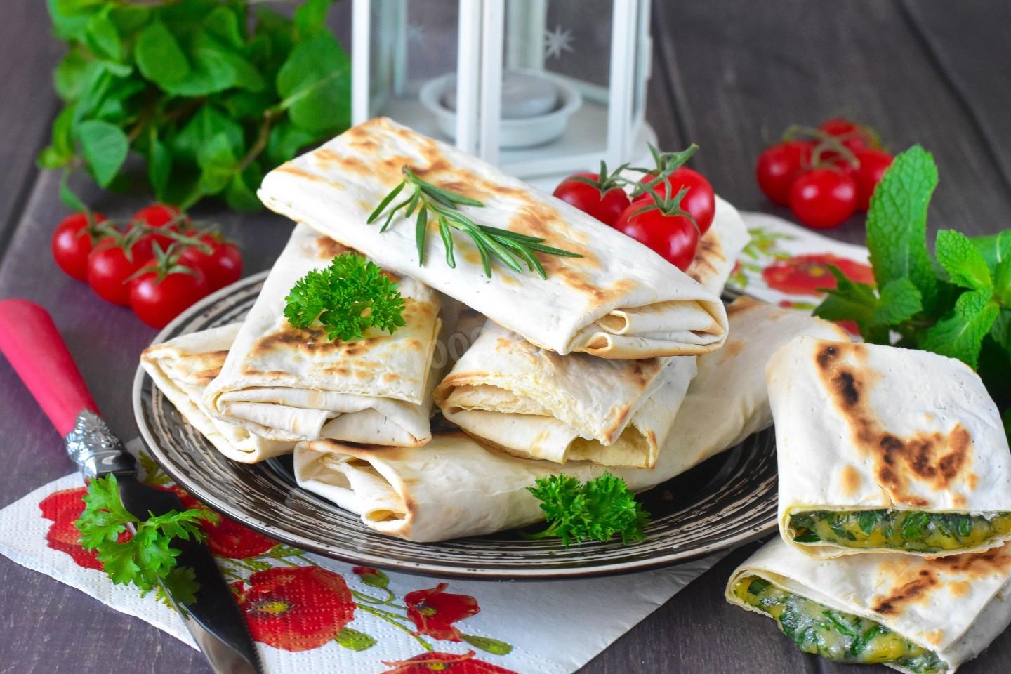 Шаг 8 приготовления Лаваш с сыром и зеленью на сковороде
