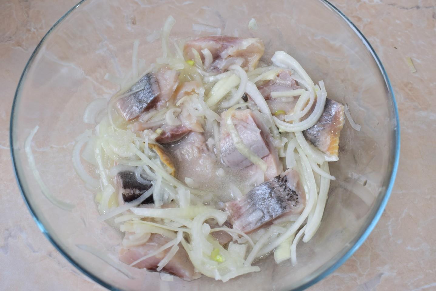 Шаг 5 приготовления Селедка с луком и уксусом маринованная