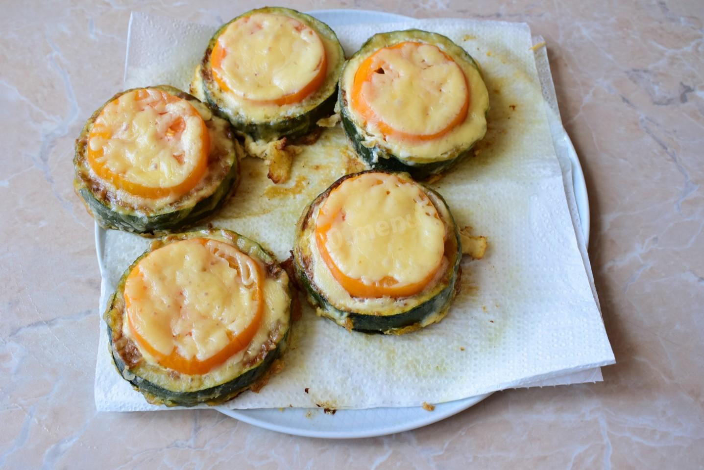 Шаг 10 приготовления Кабачки с колбасой и сыром на сковороде