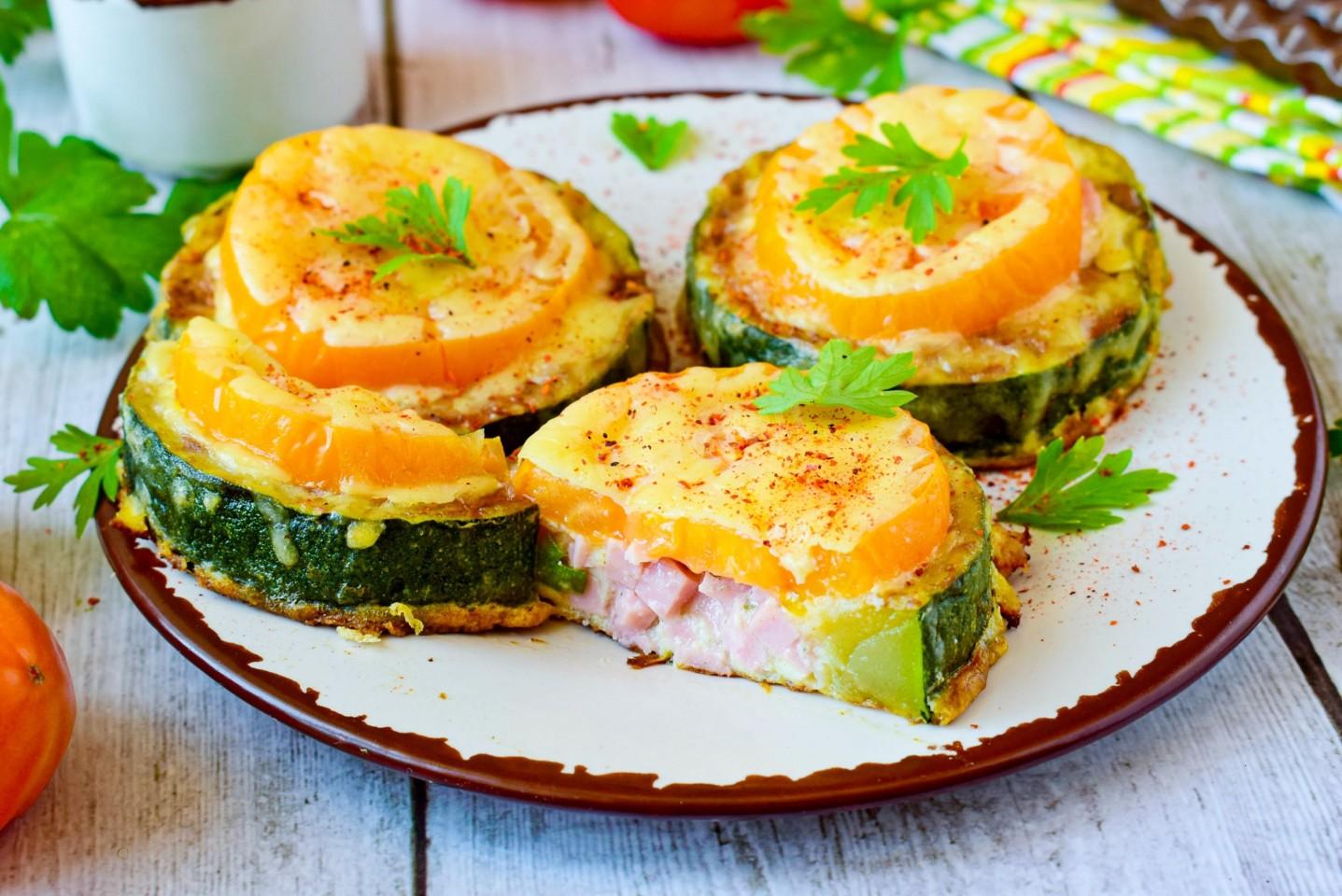 Шаг 11 приготовления Кабачки с колбасой и сыром на сковороде