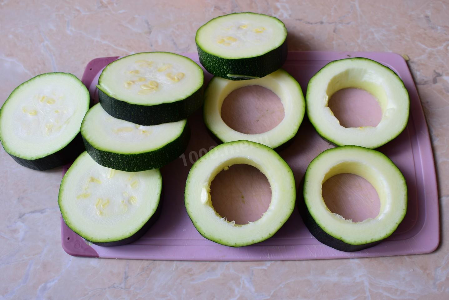 Шаг 2 приготовления Кабачки с колбасой и сыром на сковороде