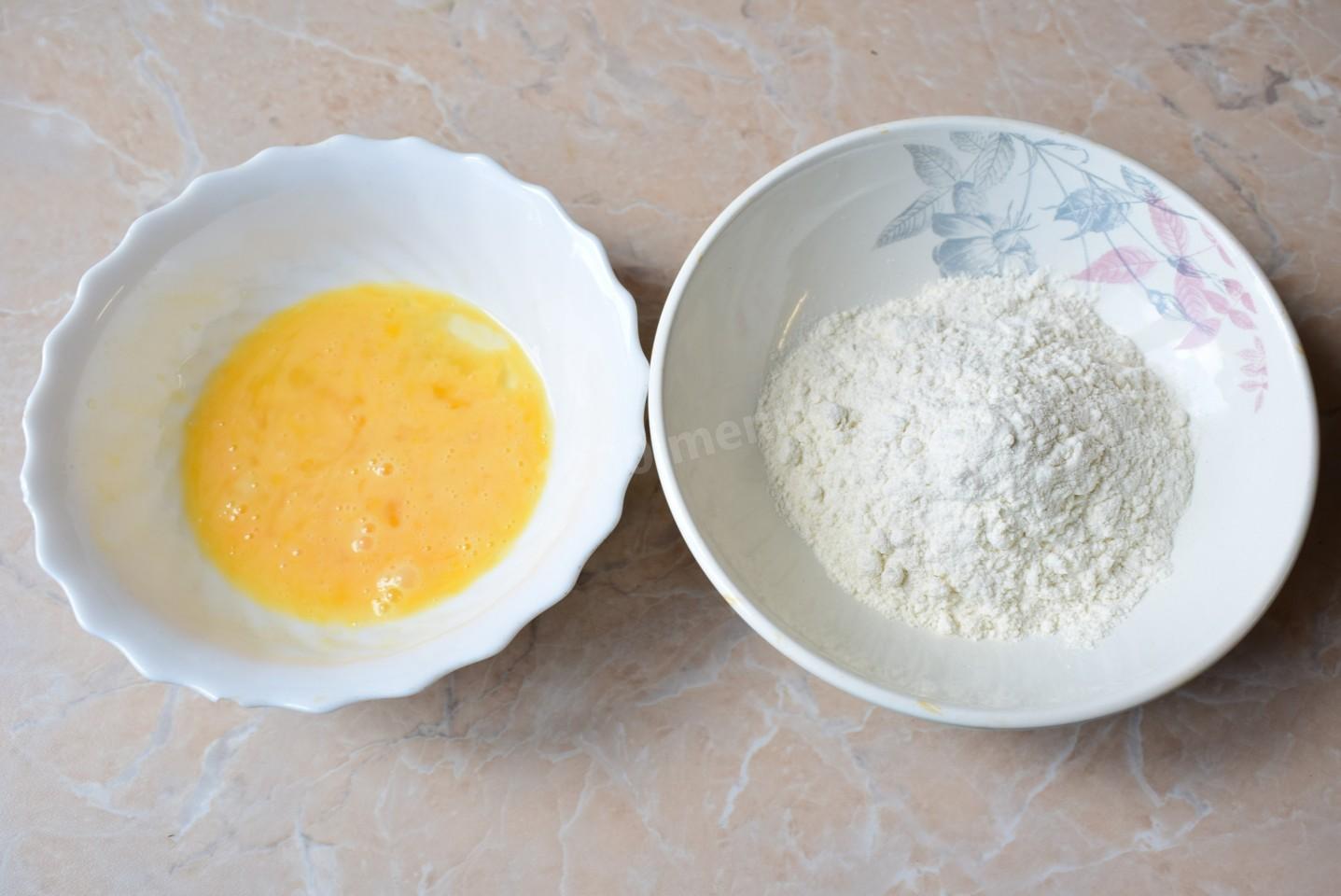 Шаг 3 приготовления Кабачки с колбасой и сыром на сковороде