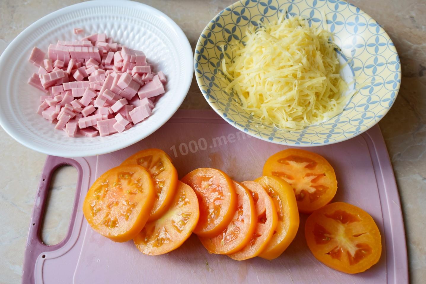 Шаг 4 приготовления Кабачки с колбасой и сыром на сковороде