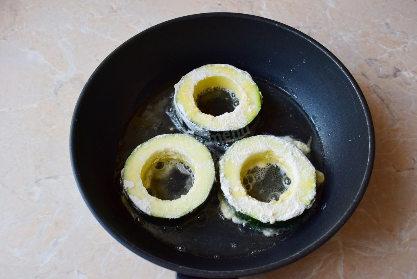 Шаг 7 приготовления Кабачки с колбасой и сыром на сковороде