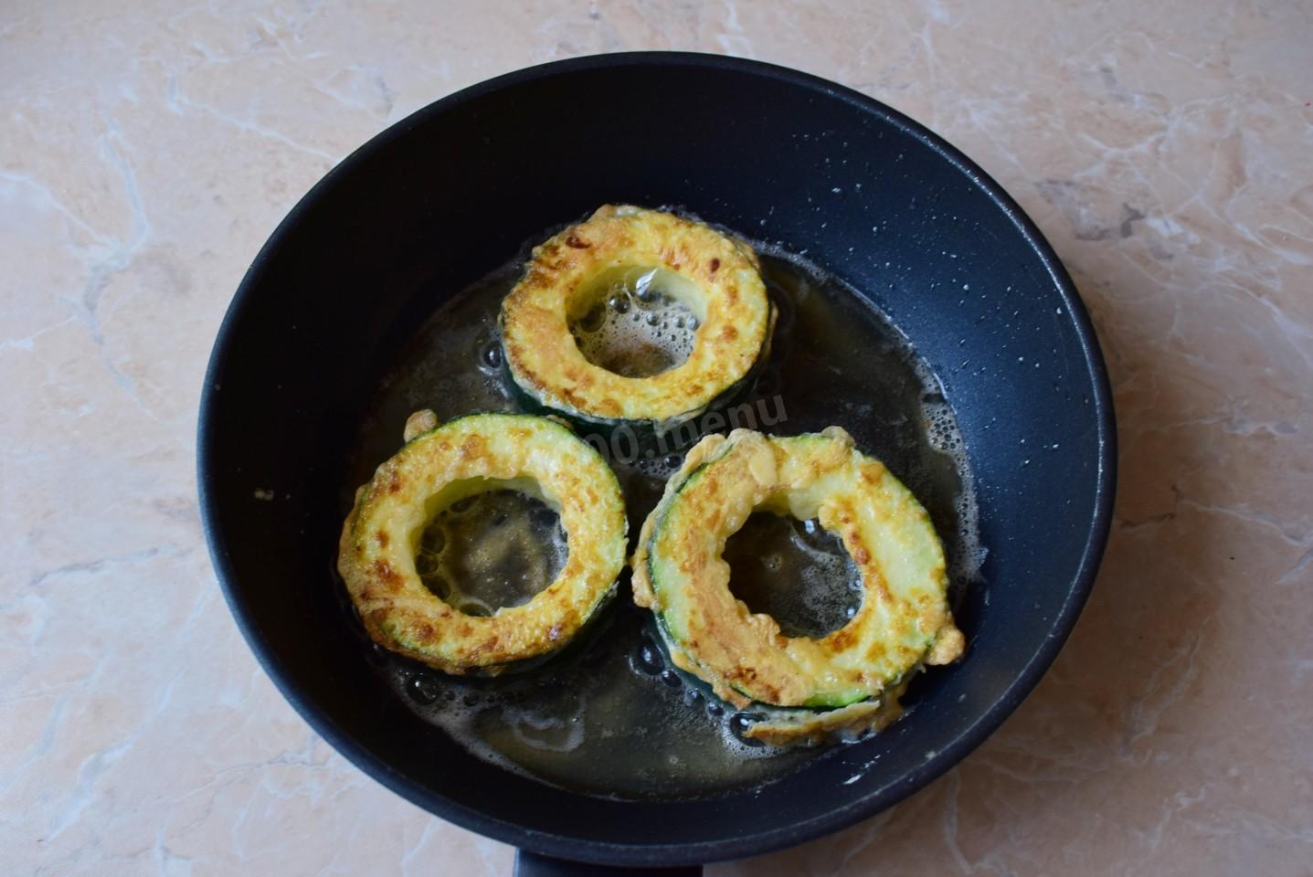 Шаг 8 приготовления Кабачки с колбасой и сыром на сковороде