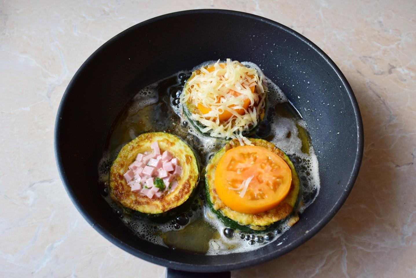 Шаг 9 приготовления Кабачки с колбасой и сыром на сковороде