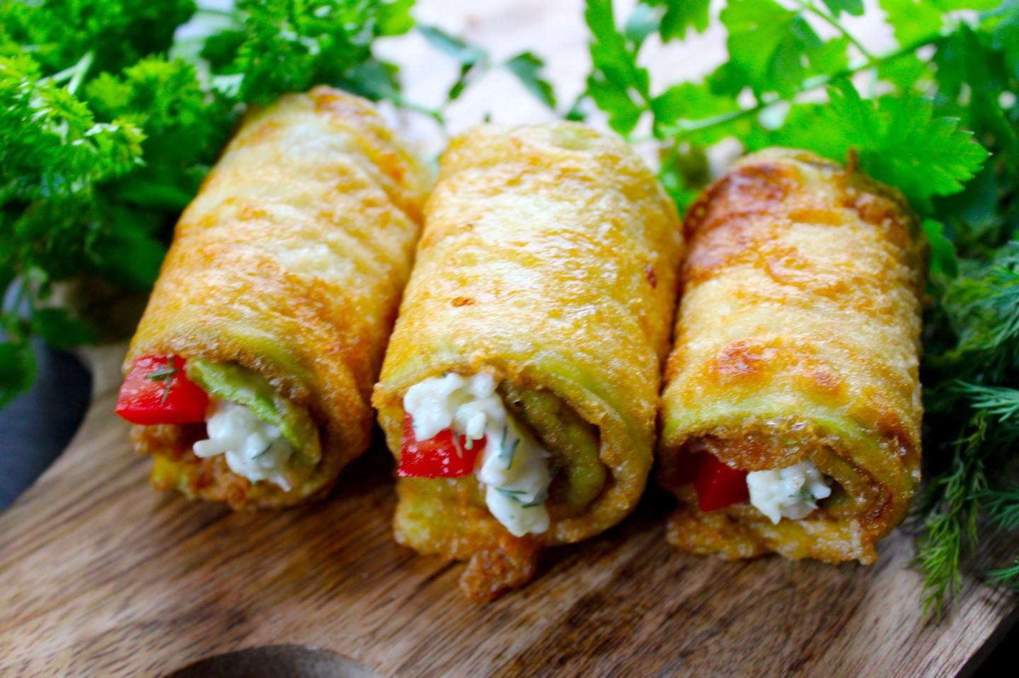 Шаг 10 приготовления Рулетики из кабачков с сыром и чесноком