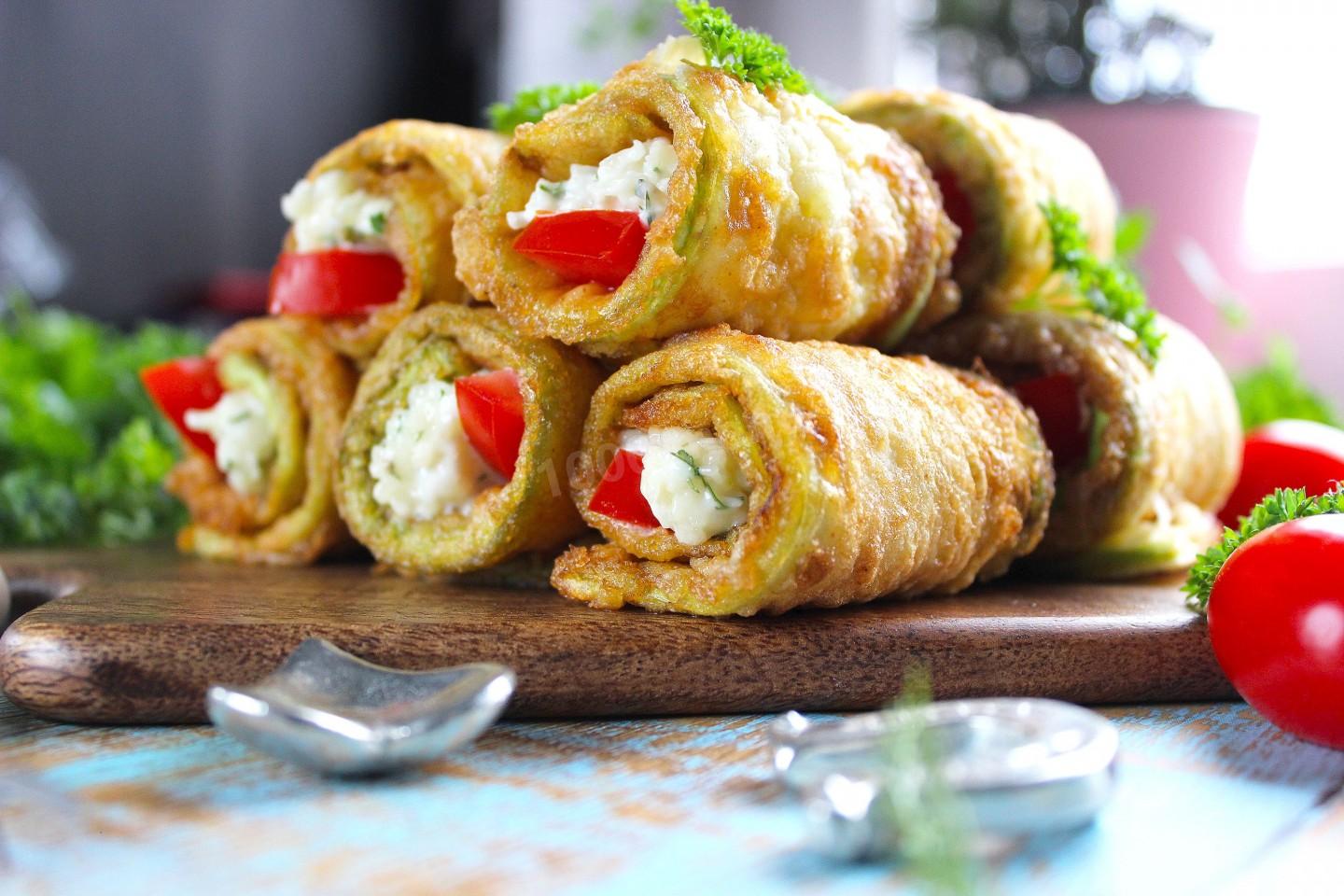 Шаг 11 приготовления Рулетики из кабачков с сыром и чесноком