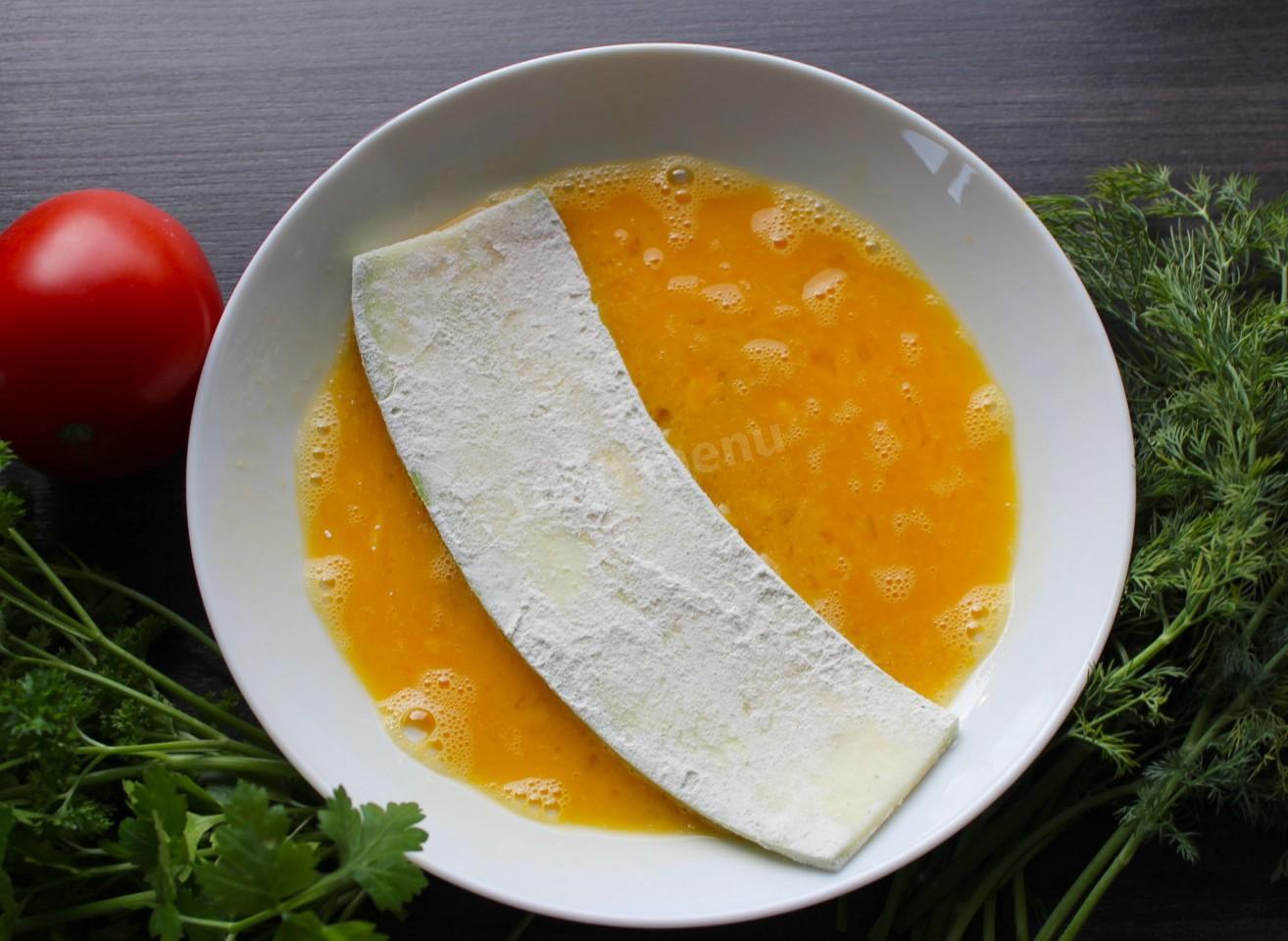 Шаг 4 приготовления Рулетики из кабачков с сыром и чесноком