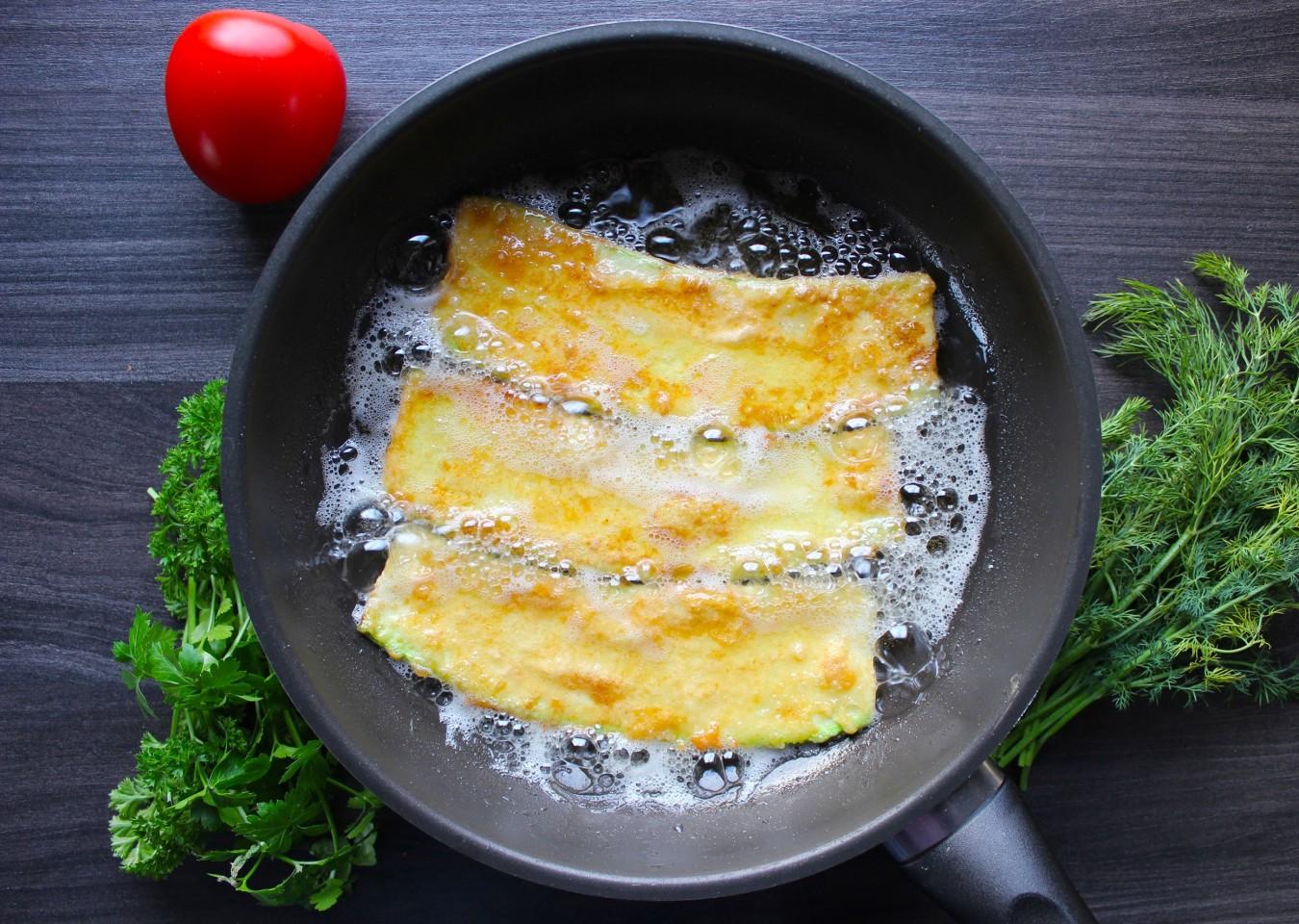 Шаг 5 приготовления Рулетики из кабачков с сыром и чесноком