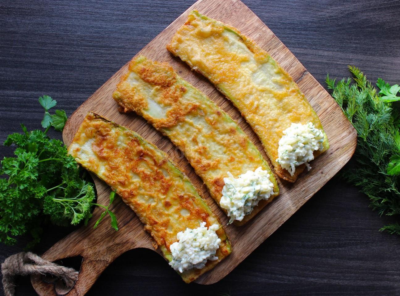 Шаг 8 приготовления Рулетики из кабачков с сыром и чесноком