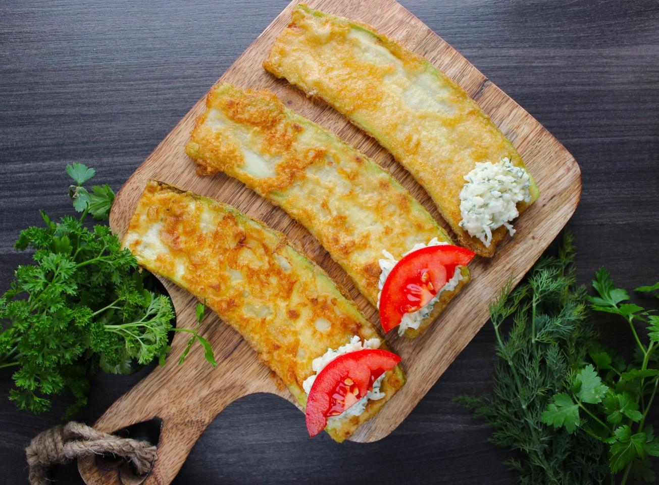 Шаг 9 приготовления Рулетики из кабачков с сыром и чесноком