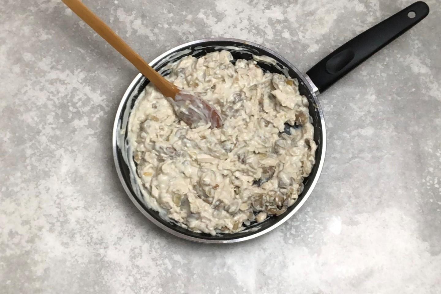 Шаг 10 приготовления Жульен с курицей и грибами со сливками в духовке