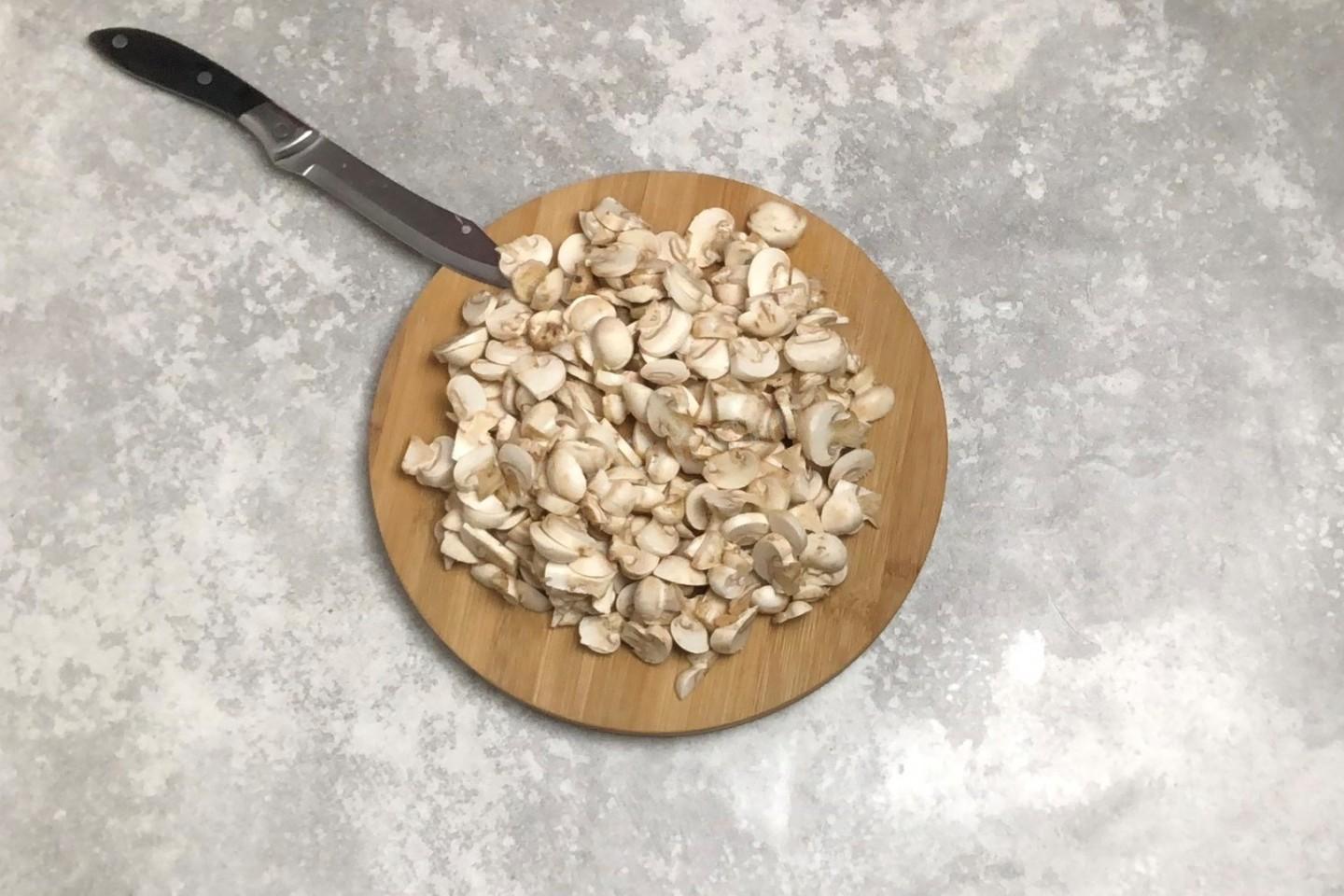 Шаг 4 приготовления Жульен с курицей и грибами со сливками в духовке