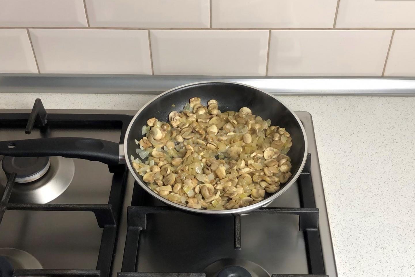 Шаг 6 приготовления Жульен с курицей и грибами со сливками в духовке