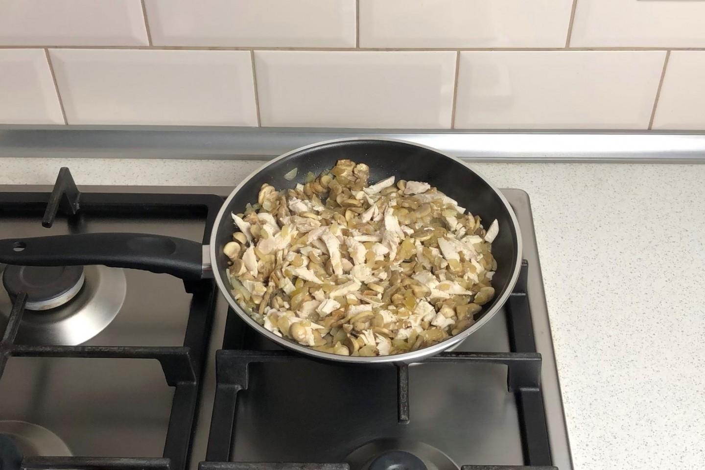 Шаг 7 приготовления Жульен с курицей и грибами со сливками в духовке