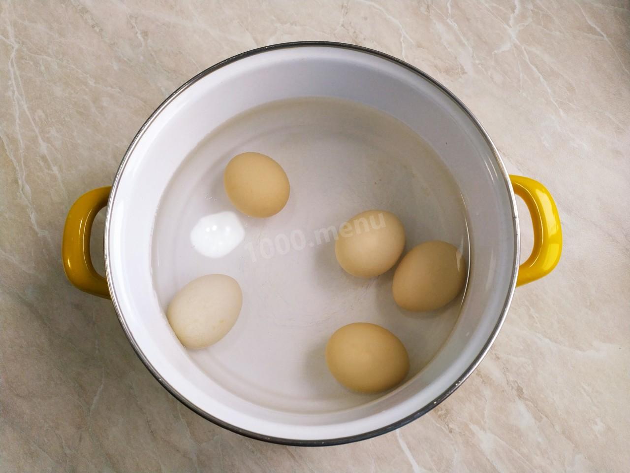 Шаг 2 приготовления Яйца с консервами рыбными