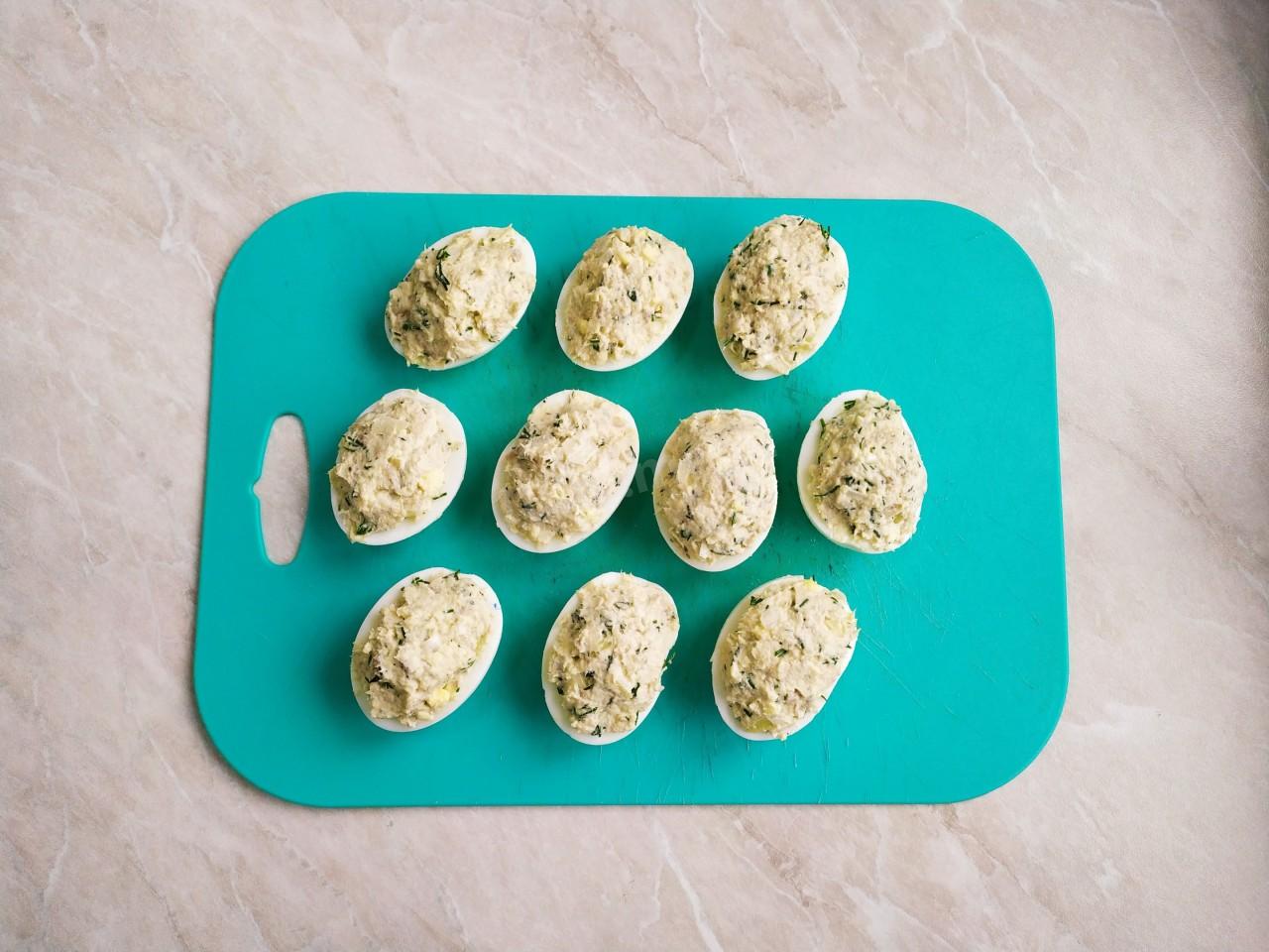 Шаг 9 приготовления Яйца с консервами рыбными