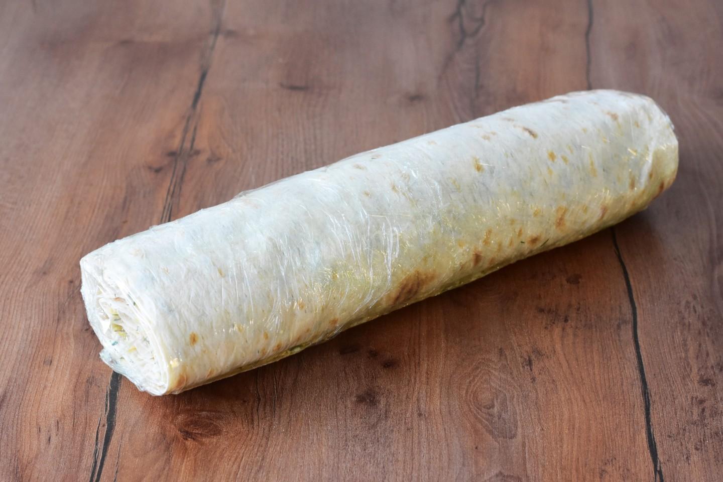 Шаг 9 приготовления Рулет из лаваша с чесноком и сыром