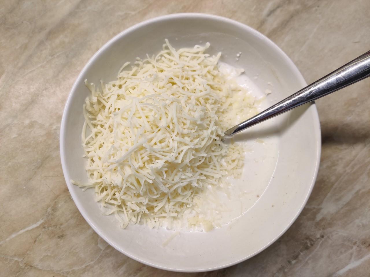 Шаг 2 приготовления Кабачки в кляре с сыром на сковороде