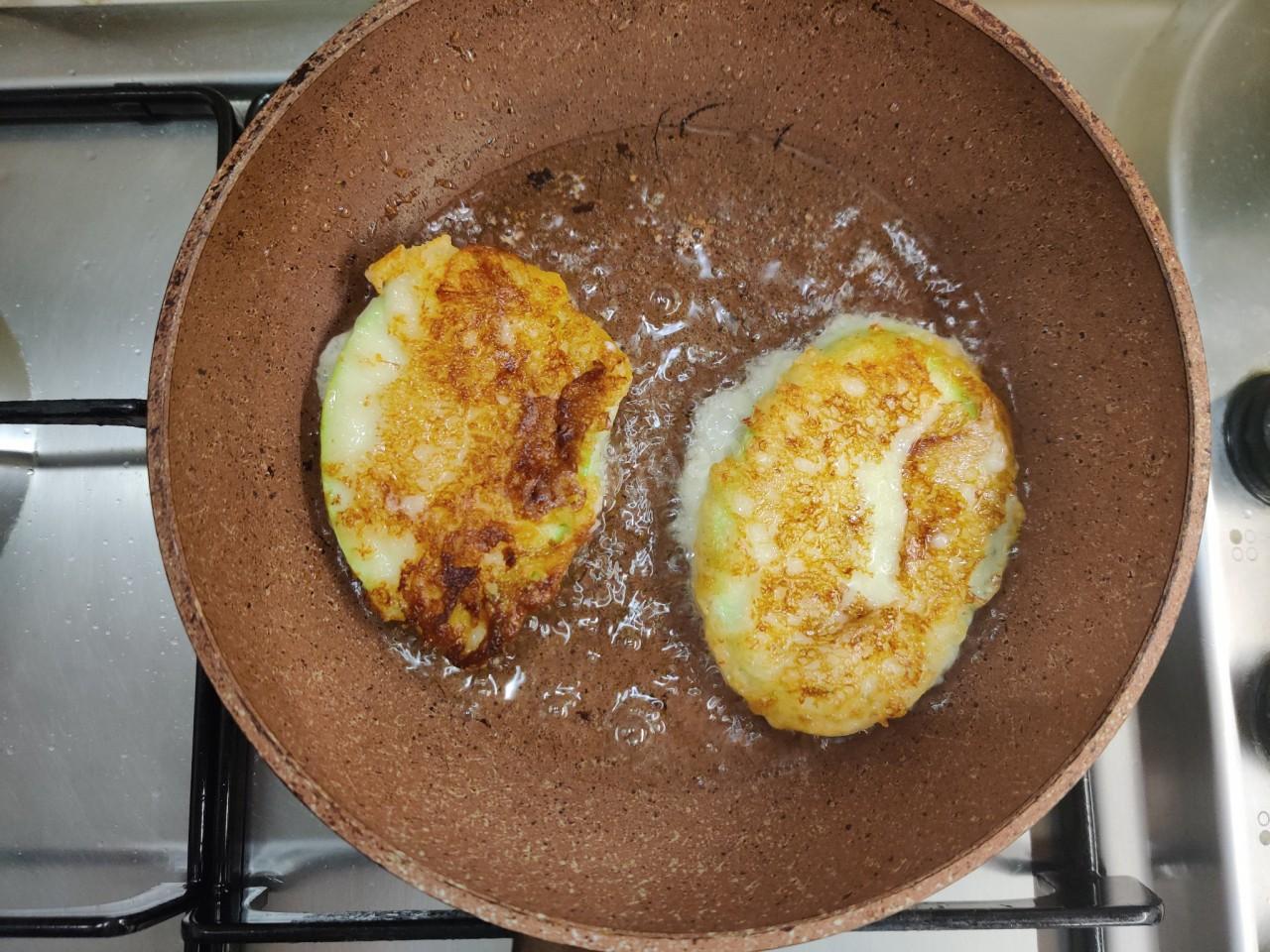 Шаг 7 приготовления Кабачки в кляре с сыром на сковороде