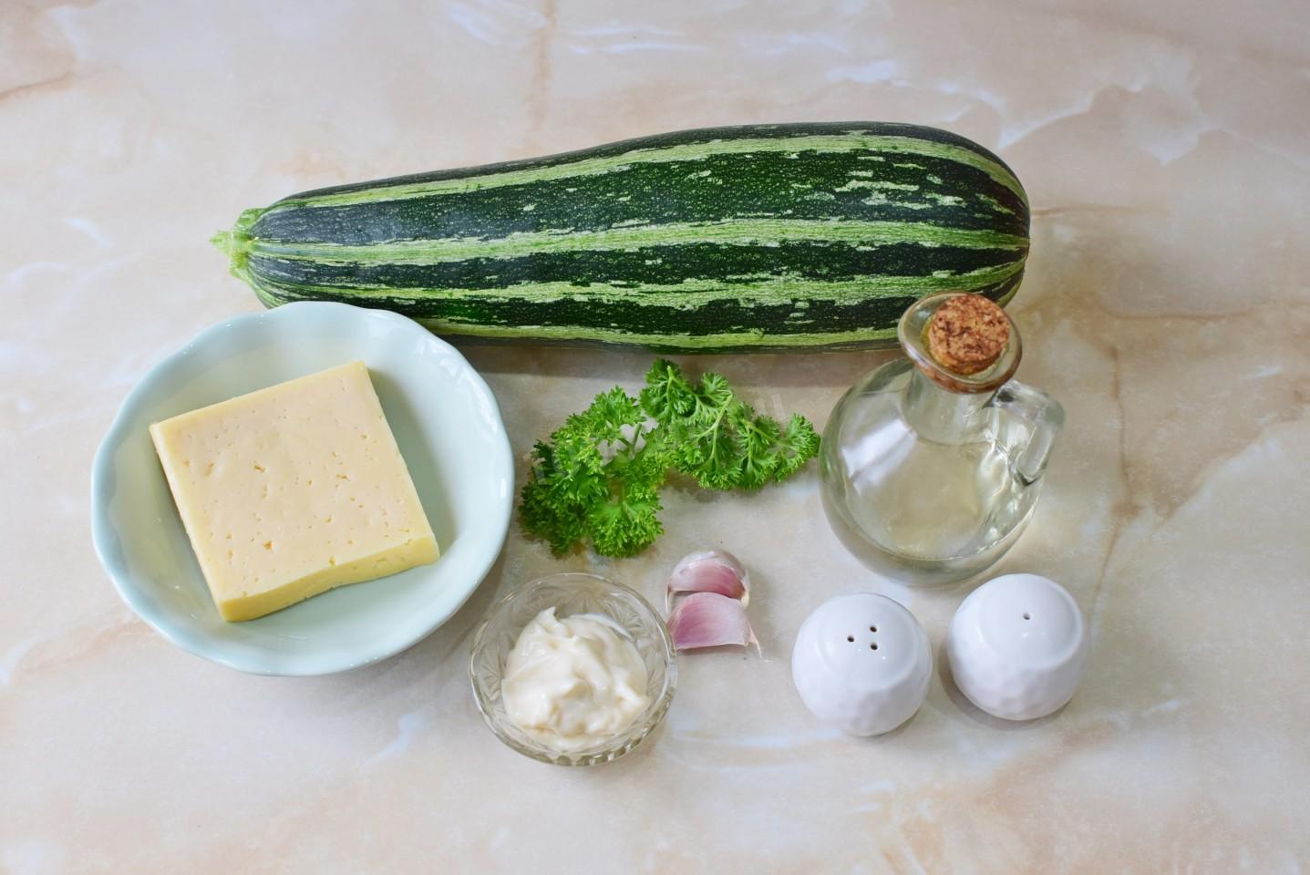 Шаг 1 приготовления Кабачки жареные с сыром и чесноком