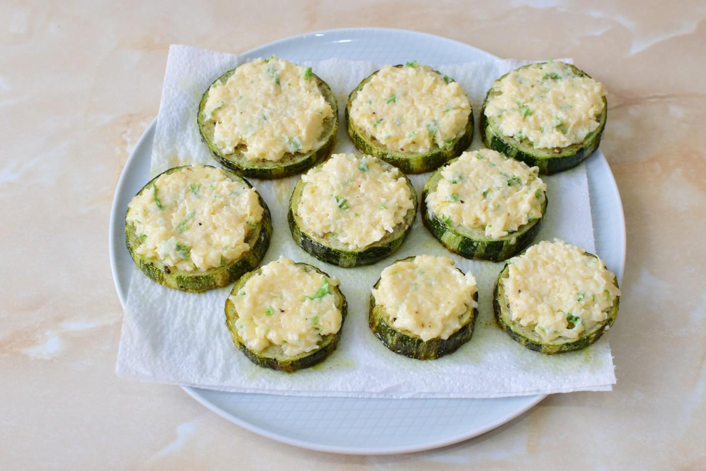 Шаг 8 приготовления Кабачки жареные с сыром и чесноком