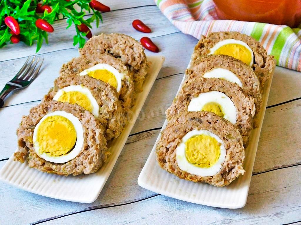 Обложка рецепта Мясной рулет из фарша с яйцом в духовке