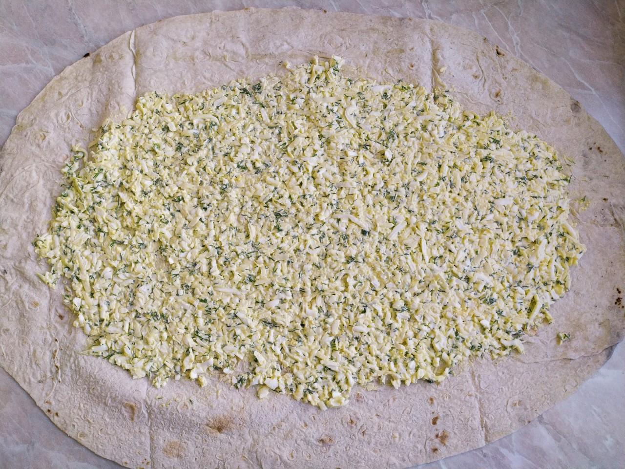 Шаг 9 приготовления Рулет из лаваша с яйцом и сыром