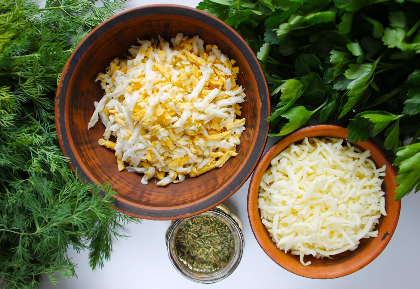 Шаг 4 приготовления Лаваш с яйцом и сыром на сковороде