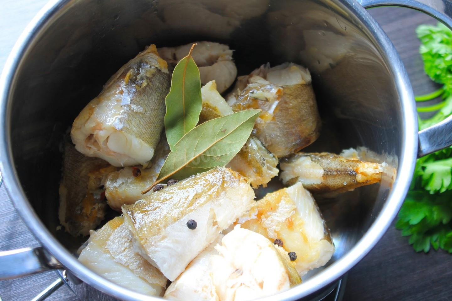 Шаг 7 приготовления Рыба под маринадом из моркови и лука