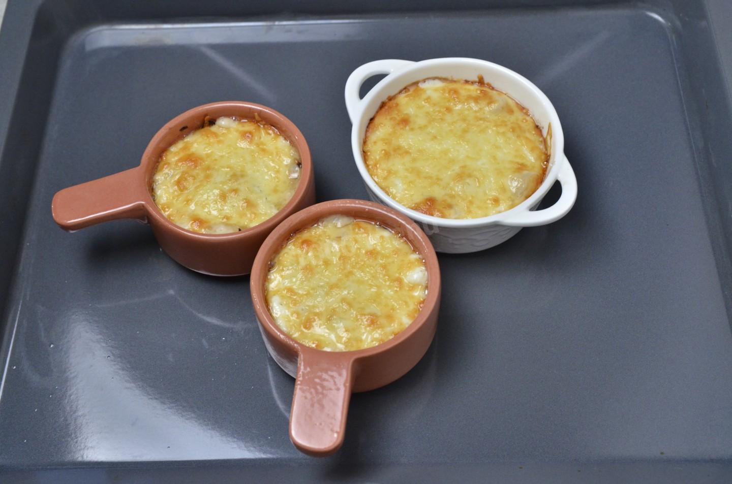 Шаг 13 приготовления Жульен с грибами и сыром в духовке
