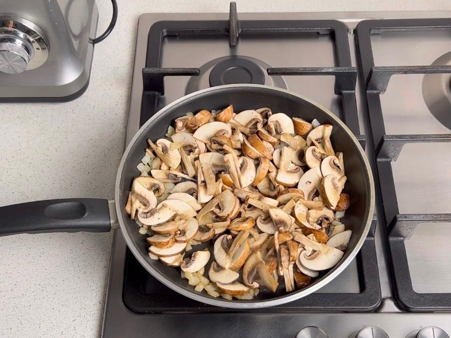 Шаг 6 приготовления Жульен с грибами и сыром в духовке