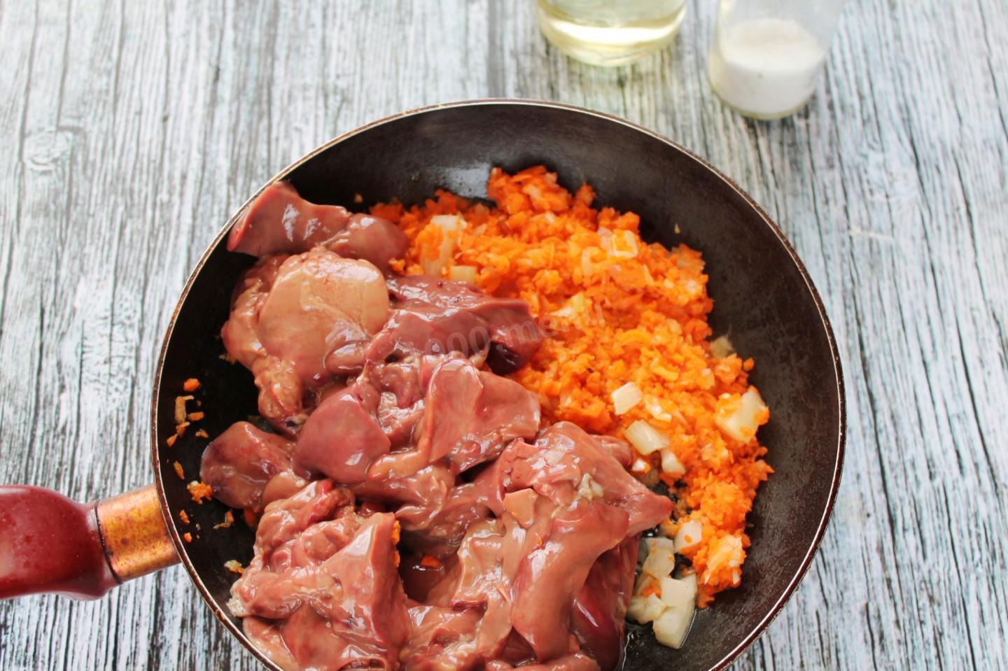 Шаг 5 приготовления Паштет из куриной печени с морковью и луком