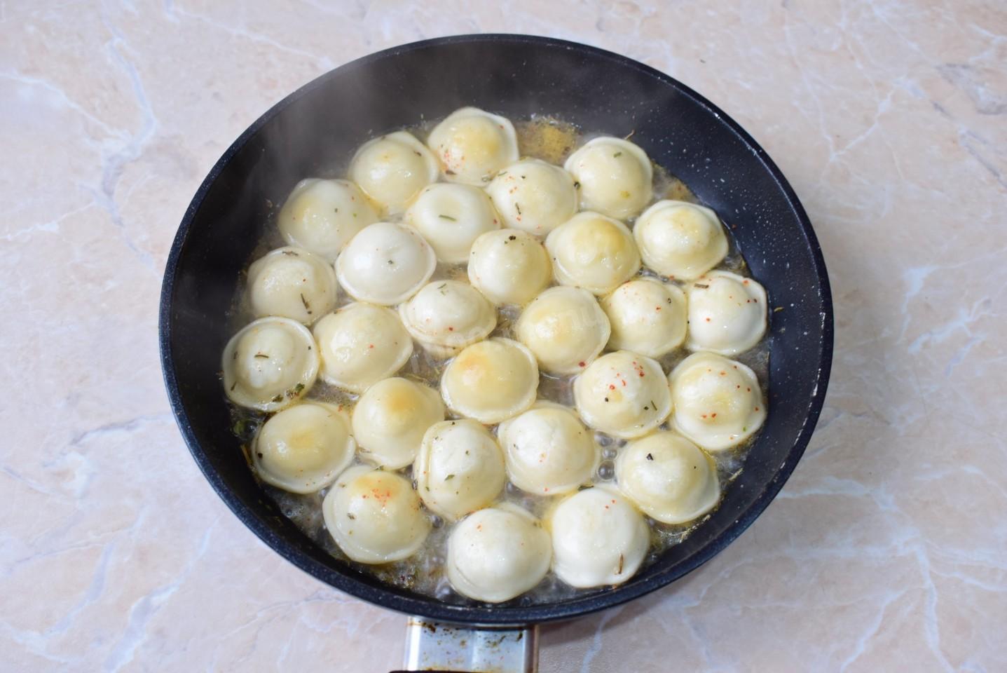 Шаг 3 приготовления Пельмени жареные с сыром на сковороде