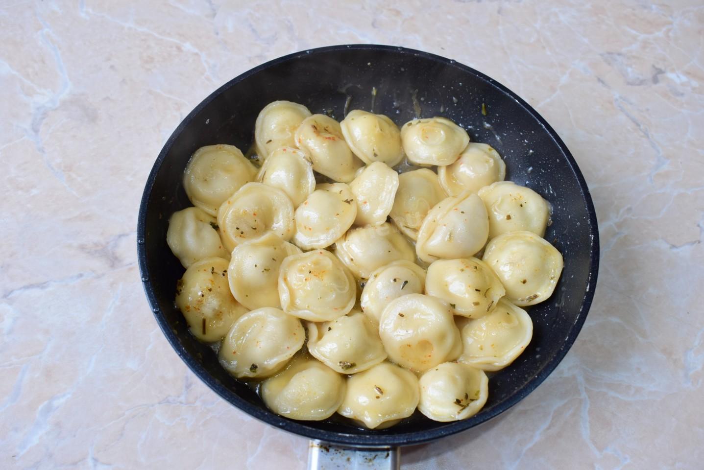 Шаг 4 приготовления Пельмени жареные с сыром на сковороде