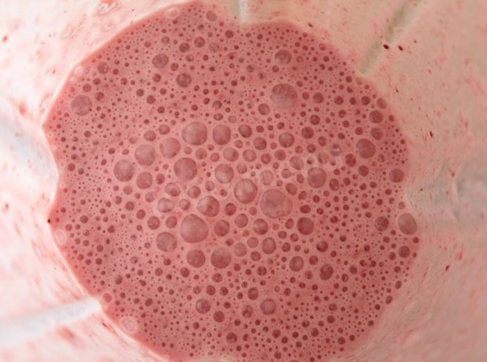 Шаг 4 приготовления Клубничный смузи с мороженым