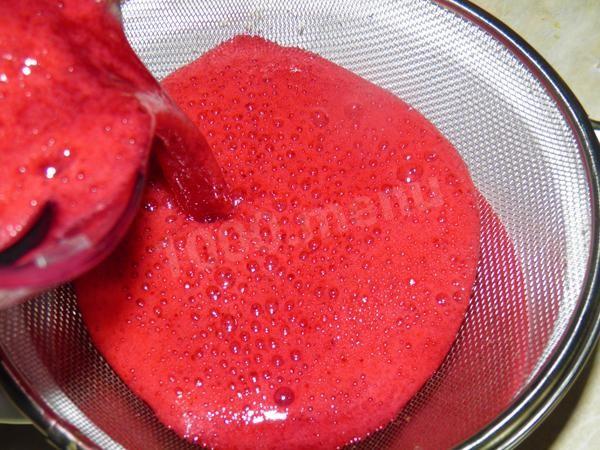 Шаг 10 приготовления Морс из смородины с сахаром и лимоном
