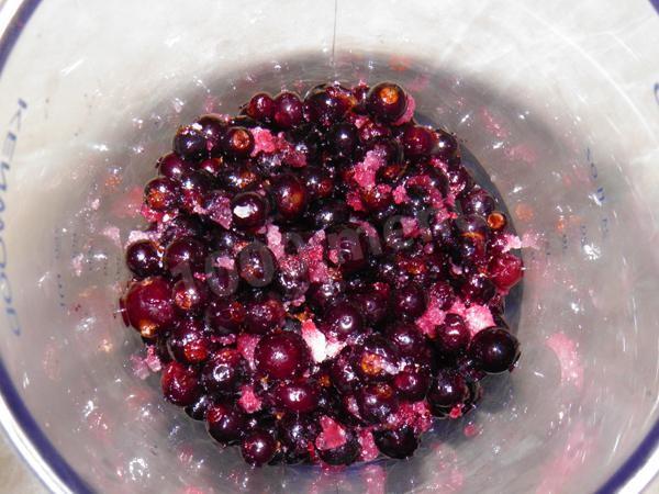 Шаг 3 приготовления Морс из смородины с сахаром и лимоном