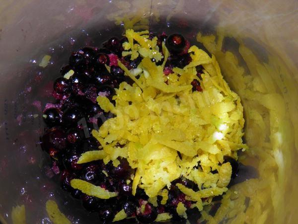 Шаг 4 приготовления Морс из смородины с сахаром и лимоном