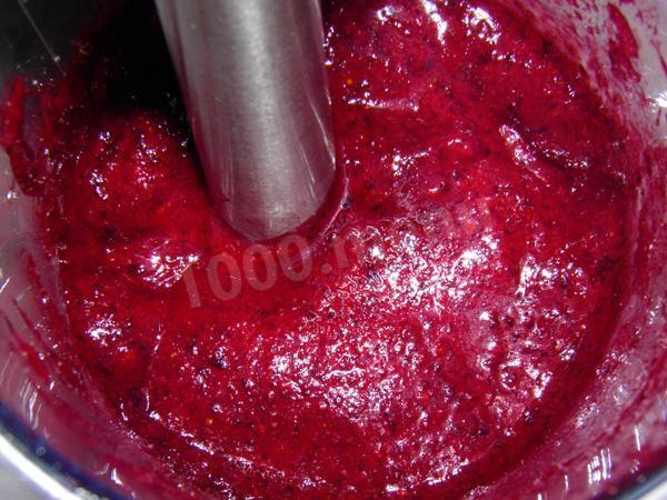Шаг 6 приготовления Морс из смородины с сахаром и лимоном